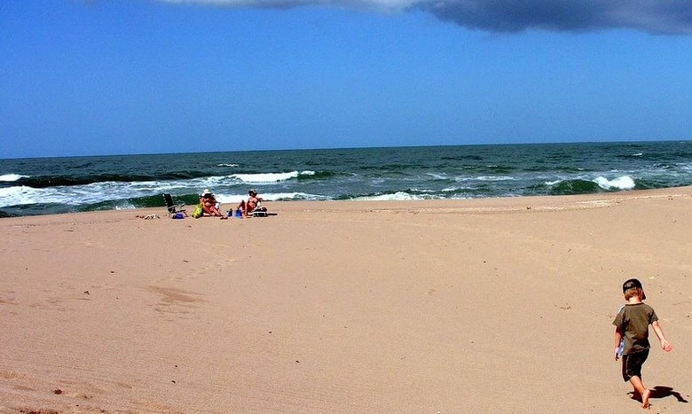 ساحل با شن های صورتی,ساحل صورتی اندونزی,ساحل صورتی رنگ