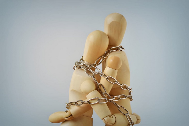 چرا قربانی خشونت، رابطه را ترک نمیکند؟ بررسی روانشناختی ماندن در رابطه آسیبزا